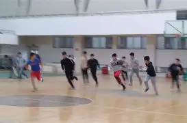 一场激烈的篮球比赛激发球迷热情(记一场激烈的篮球赛)